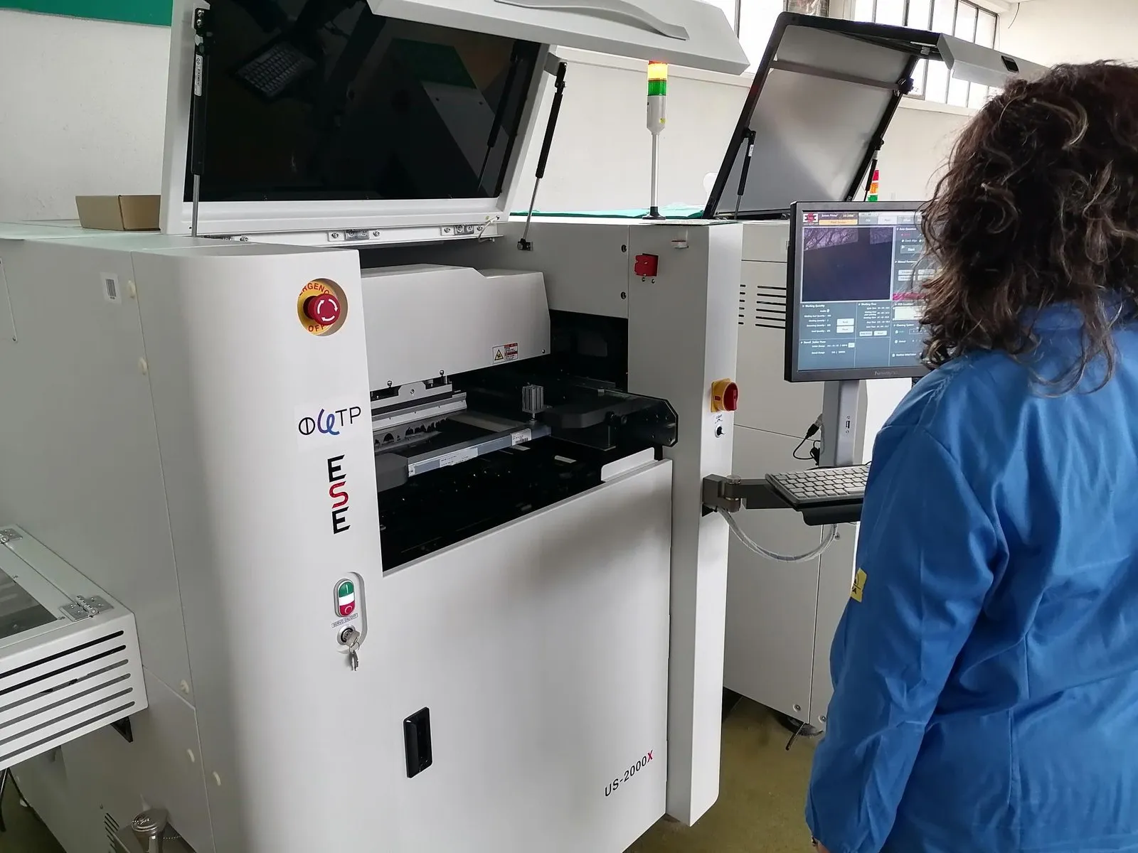Работник на печатачот за лемна паста на линијата на Velbit во Велес, со поставен шаблон и програмата за печатење на екранот.